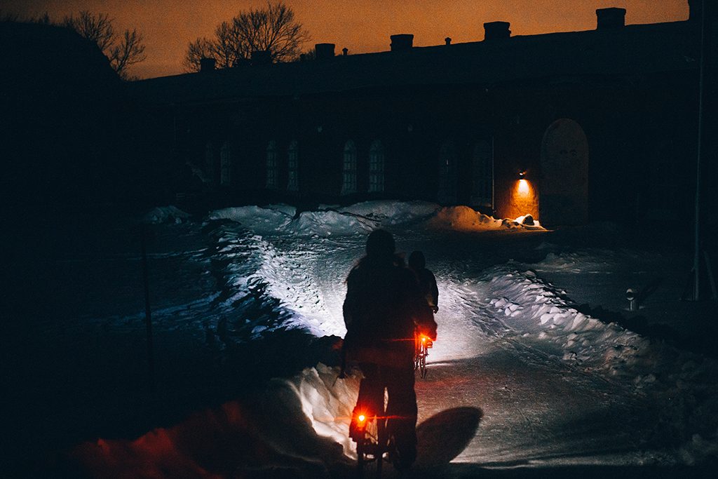 Kirkas punainen takavalo tuo turvallisuutta liikenteeseen. Kuvassa Pelago Brooklyn ja Pelako Hanko pyörät.